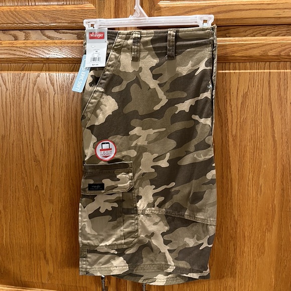 Wrangler Relaxed Fit Flex Camo Cargo Shorts Hidden Tech Pocket 10 in. Inseam - Picture 2 of 11